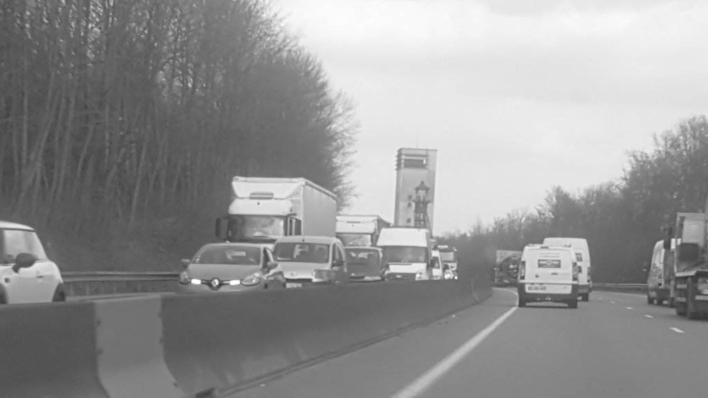 Artoistrafic's tweet photo. Bouchon sur #A21, Lens vers Aix-Noulette, entre Lens Ouest et Lievin suite a une zone de travaux. Visibilitée reduite dans les deux sens suite aux travaux.
#TpsParcours +10". https://t.co/DAmrjUuvqk