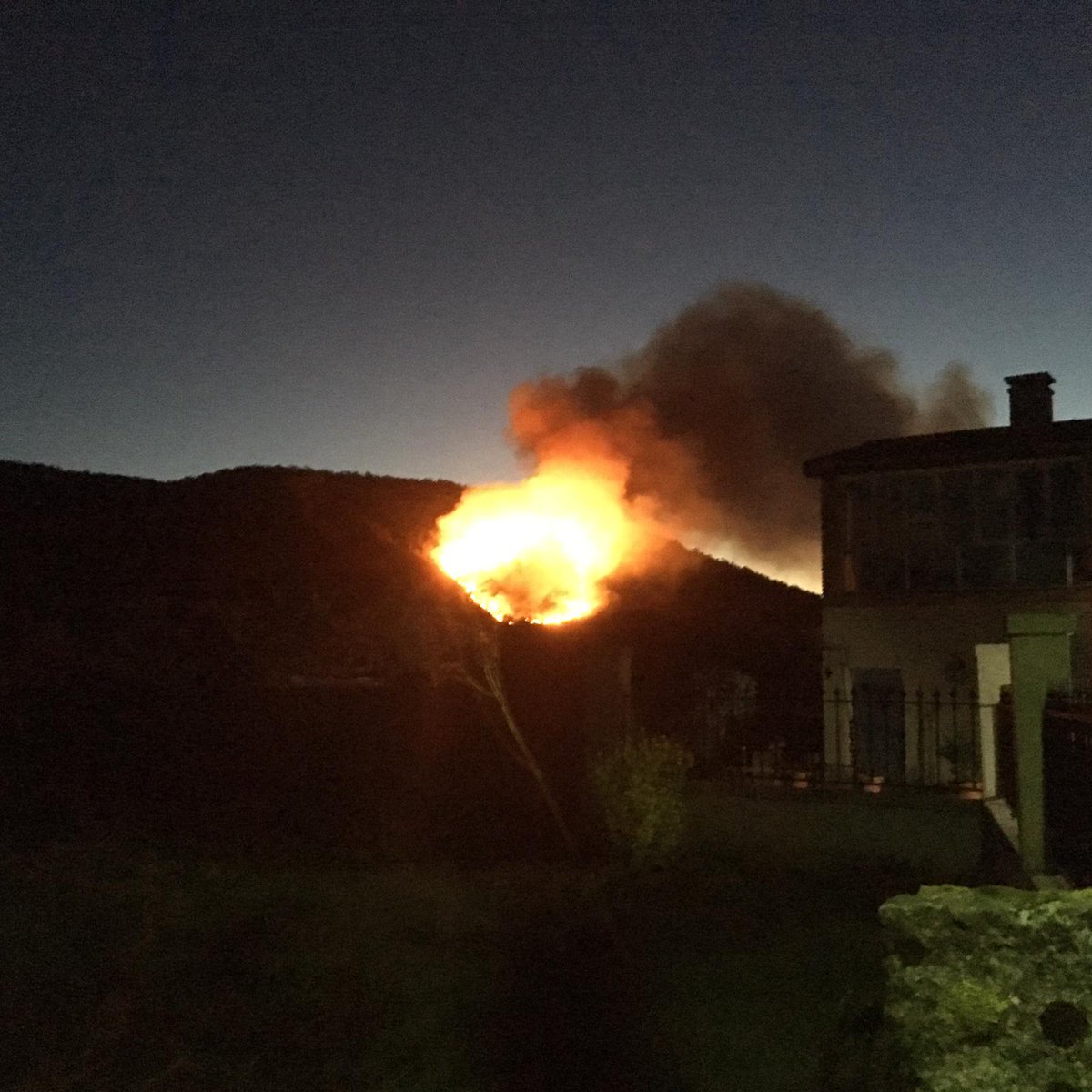 gonzalokei93's tweet photo. @AT_Brif en queizas verin #ladairo.despues de varios años intentándolo y sin que Nadie haga nada.pues este es el resultado. no se puede permitir #ArdeGalicia https://t.co/z9K5BpoP6e