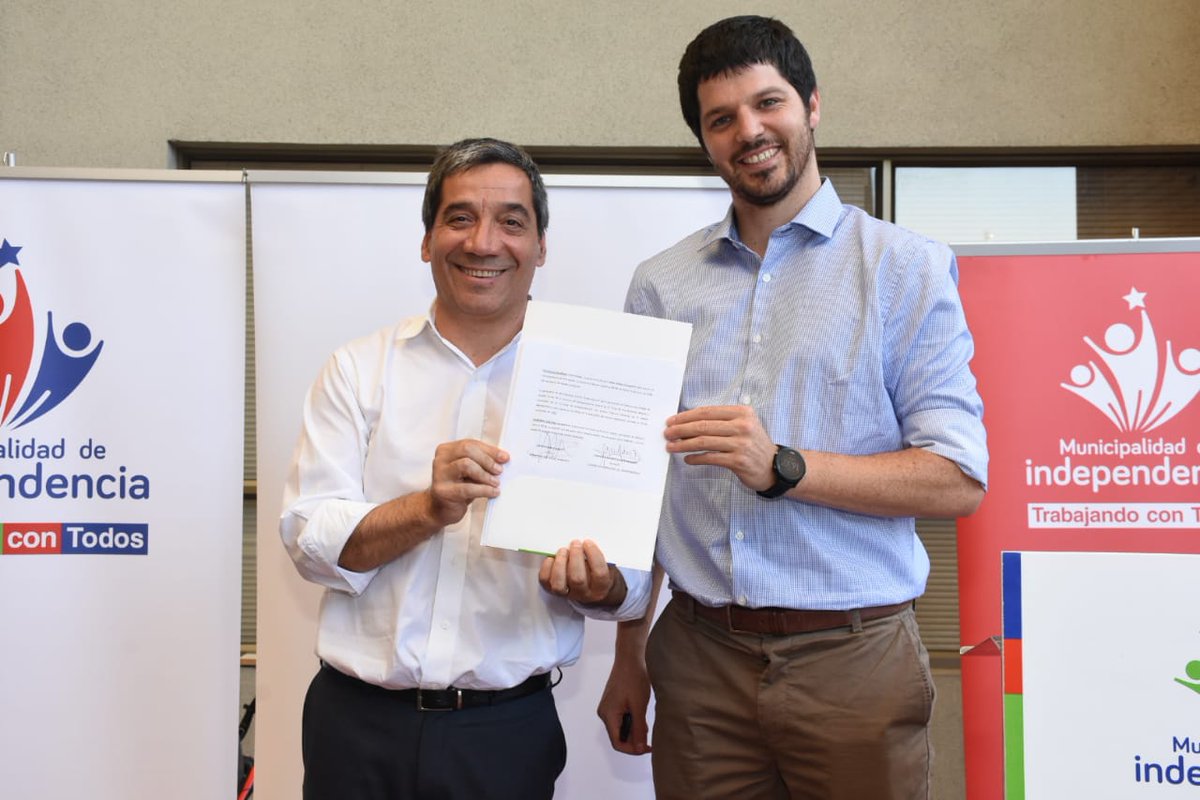 Muni_Indep's tweet photo. En #DíaMundialDelClima realizamos firma de convenio entre alcalde @Duranbaronti y Diego Ribeaux, seremi @medioambienterm para fortalecimiento de difusión y educación ambiental para el reciclaje en nuestra #Independencia https://t.co/yOBcAYmQ8h