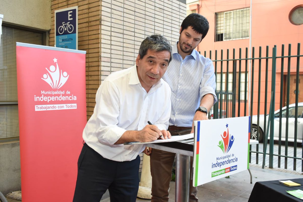 Muni_Indep's tweet photo. En #DíaMundialDelClima realizamos firma de convenio entre alcalde @Duranbaronti y Diego Ribeaux, seremi @medioambienterm para fortalecimiento de difusión y educación ambiental para el reciclaje en nuestra #Independencia https://t.co/yOBcAYmQ8h