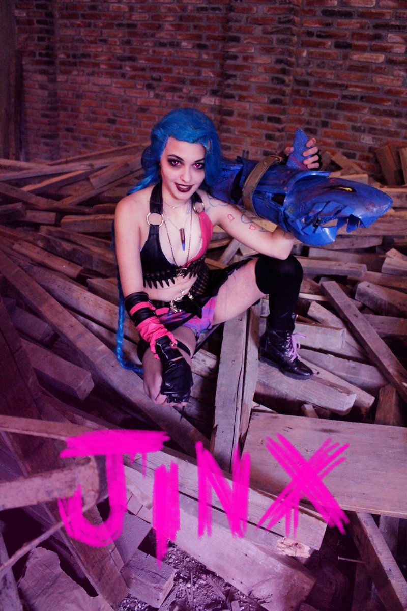 DrawJuliette's tweet photo. this is onef my most recent cosplays and I love it #LeagueOfLegends #leagueoflegendsjinx #jinx #lol #cosplay #sexycosplay #PhotoShot #adc https://t.co/R4g3PB8sSk