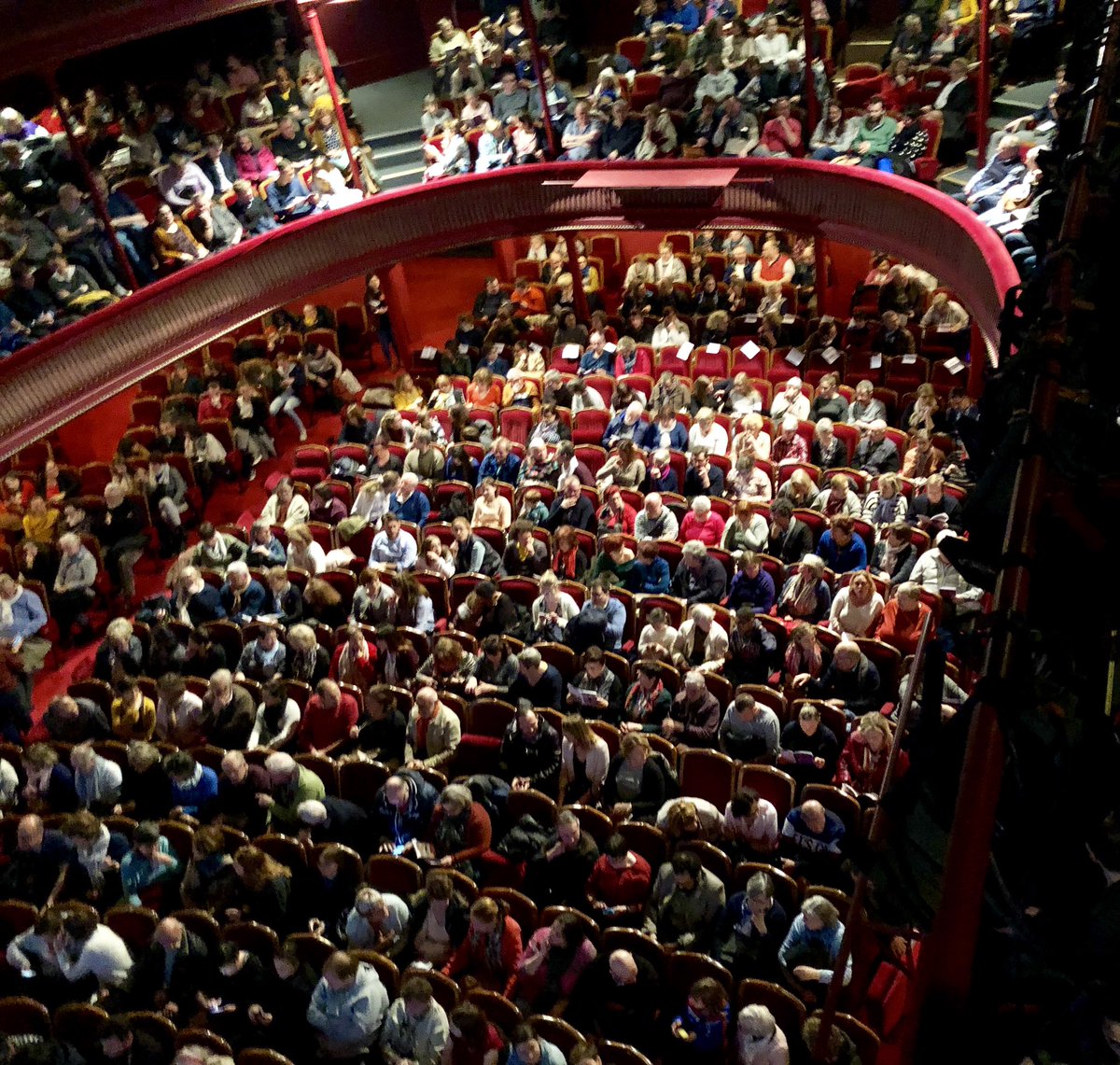 Quand <a href="/FestSeriesMania/">SERIES MANIA</a> passe par #Tourcoing Diffusion d’un épisode inédit des Petits meurtres d’Agatha Christie dans un théâtre Raymond Devos plein.