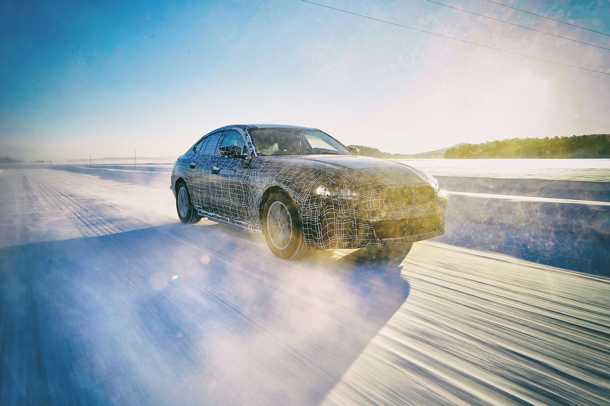 bmwguide's tweet photo. BMW показали закомуфлированные i4, iX3 и iNext. Автомобили представлены в рамках фотосета с зимних тестов, демонстрирующего электрифицированную линейку BMW в различной степени "закомуфлированности". На данный момент известно, что начало производства седана ожидается в начале 2... https://t.co/jC7NTh4Zw1