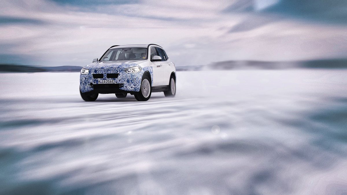 bmwguide's tweet photo. BMW показали закомуфлированные i4, iX3 и iNext. Автомобили представлены в рамках фотосета с зимних тестов, демонстрирующего электрифицированную линейку BMW в различной степени "закомуфлированности". На данный момент известно, что начало производства седана ожидается в начале 2... https://t.co/jC7NTh4Zw1