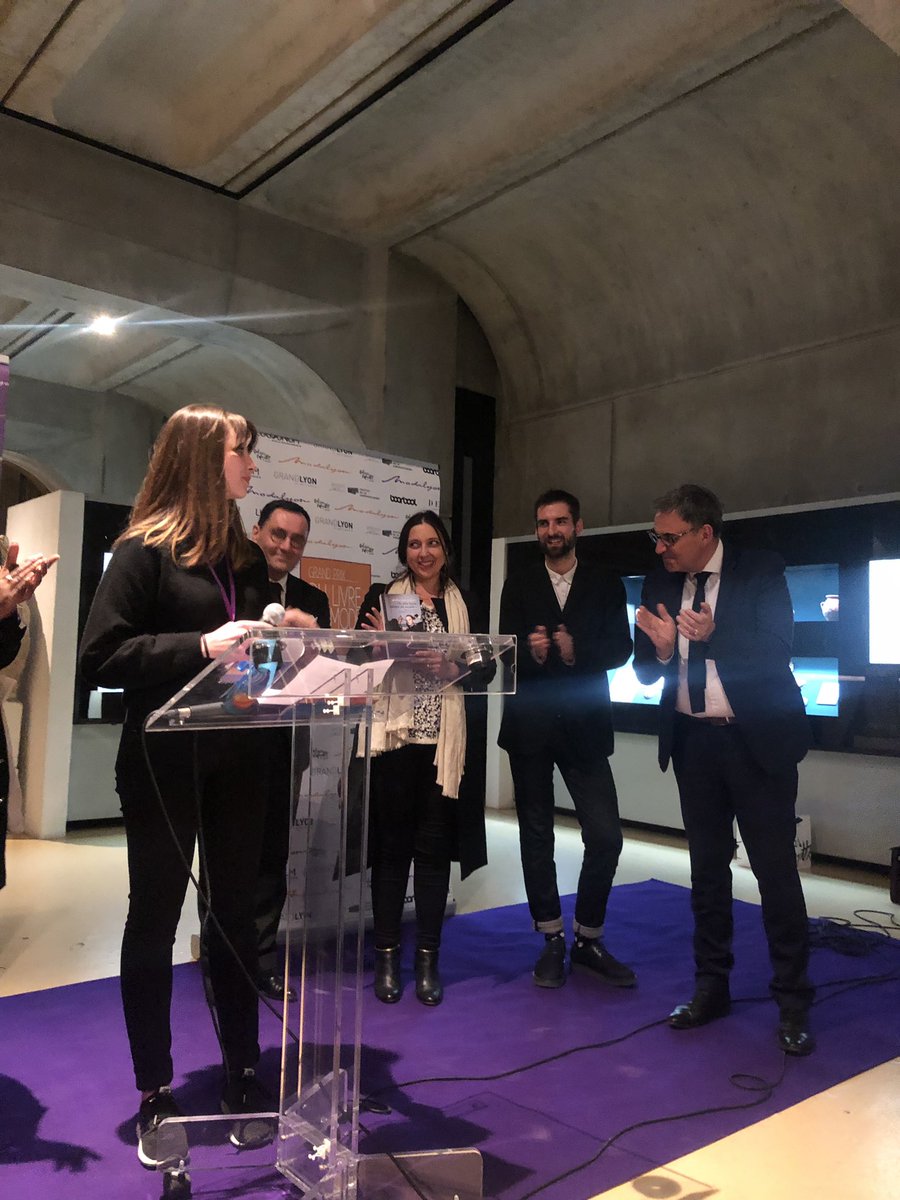 DavidKimelfeld's tweet photo. Félicitations à Giulia Mensitieri pour le #GrandPrixDuLivreDeMode, reçu ce soir. Le témoignage d’une anthropologue sur ce monde si particulier, aux frontières de l’industrie et de la culture ! https://t.co/sF89gcyVSb