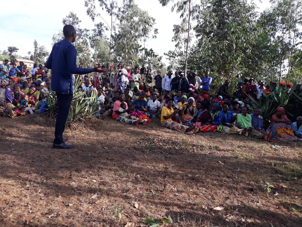 Aha ni <a href="/NtaramaS/">Ntarama Sector</a> Cyugaro/Rubomborana aho umuyobozi w'Akarere Bwana <a href="/RichardMutabazi/">Richard Mutabazi</a> yasuye inteko y'abaturage y'uwo mudugudu aganiriza abaturage kuri gahunda za Leta akemura n'ibibazo birimo n'icya Mukandori Karorina <a href="/BugeseraDistr/">Bugesera District</a>