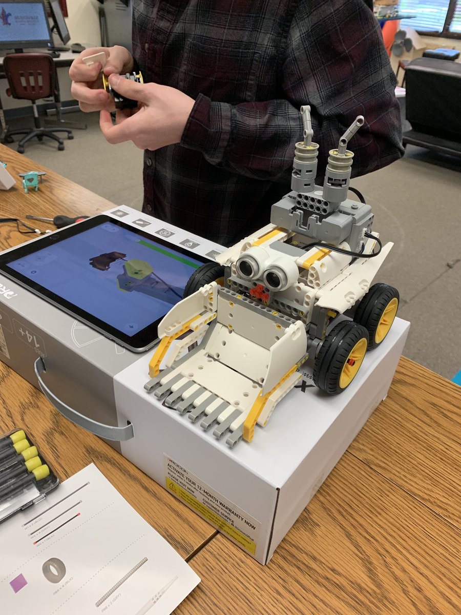 library_hhs's tweet image. Using the new iPad from @BaileyJCotton and the Tech Dept to build our @JIMURobot