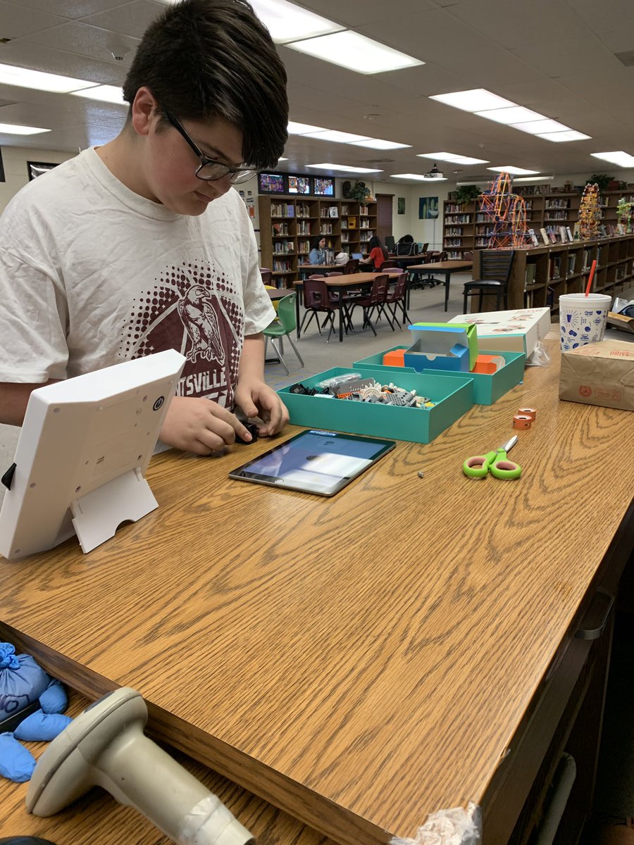 library_hhs's tweet image. Using the new iPad from @BaileyJCotton and the Tech Dept to build our @JIMURobot