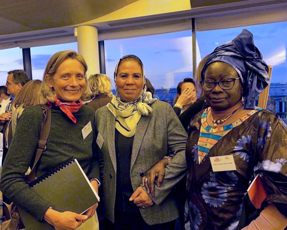LatifaIbnZ's tweet photo. . @MMM4France milite pour que soit reconnu le rôle des mères comme membres actives de la vie économique et actrices de paix. À ce titre, j'ai été invitée à évoquer mon expérience sur le terrain, auprès des jeunes, lors d'un dîner organisé à l’Assemblée nationale. #25ansMMMFrance https://t.co/clubsEAEic