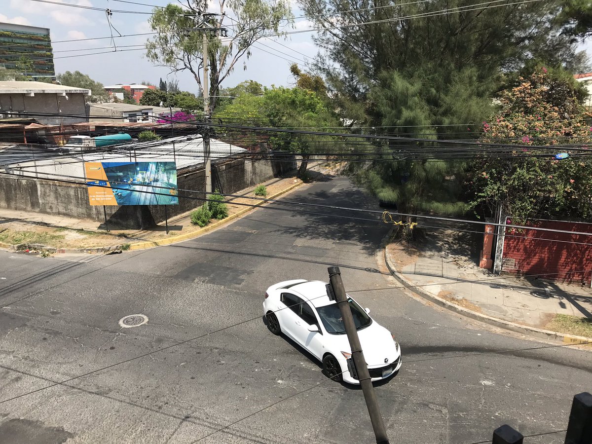 edusala96's tweet photo. AVISO: en la esquina entre la 7ma calle poniente y 89 avenida norte, Col Escalon ocurren accidentes por lo menos una vez a la semana a causa de falta de señal de ALTO en ambos lados desde hace años.  Porfavor reponerla antes que pase a más. @alcaldia_ss @ErnestoMuyshond https://t.co/6mzsl33lGP