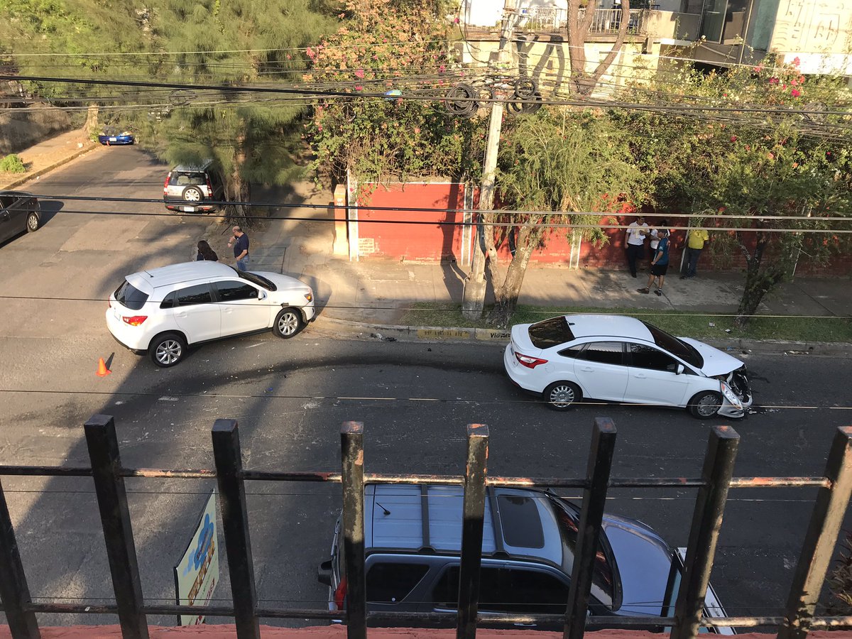 edusala96's tweet photo. AVISO: en la esquina entre la 7ma calle poniente y 89 avenida norte, Col Escalon ocurren accidentes por lo menos una vez a la semana a causa de falta de señal de ALTO en ambos lados desde hace años.  Porfavor reponerla antes que pase a más. @alcaldia_ss @ErnestoMuyshond https://t.co/6mzsl33lGP