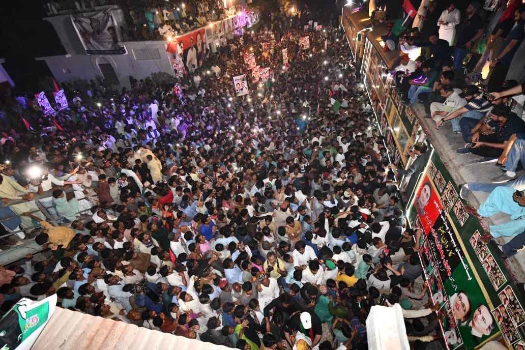 sijjeel87's tweet image. If #PPP is corrupt and they are not delivering in #Sindh, then how and why such a massive crowd came out of their houses to welcome Chairman @BBhuttoZardari?
#SimpleQuestion
#karwan_e_Bhutto
