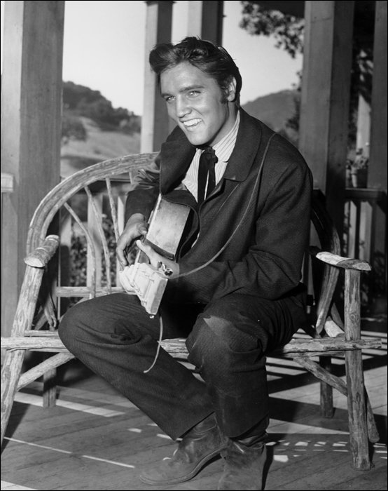 On this day in 1956, #Elvis begins a three-day screen test with producer Hal Wallis. These screen tests led to Elvis' career in #Hollywood! What's your favorite Elvis #movie?
Explore Elvis' movie career when you visit #Graceland!