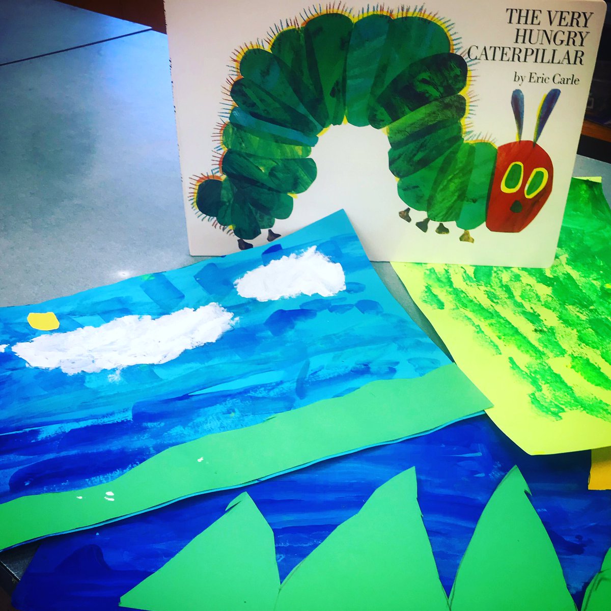 MrsDay66512432's tweet photo. I’m loving the backgrounds and painted paper from my kindergarten today, inspired by the illustrations of The Very Hungry Caterpillar. #ericcarle #trinityarts #elementaryart 💙 https://t.co/bdbnkYXcC8