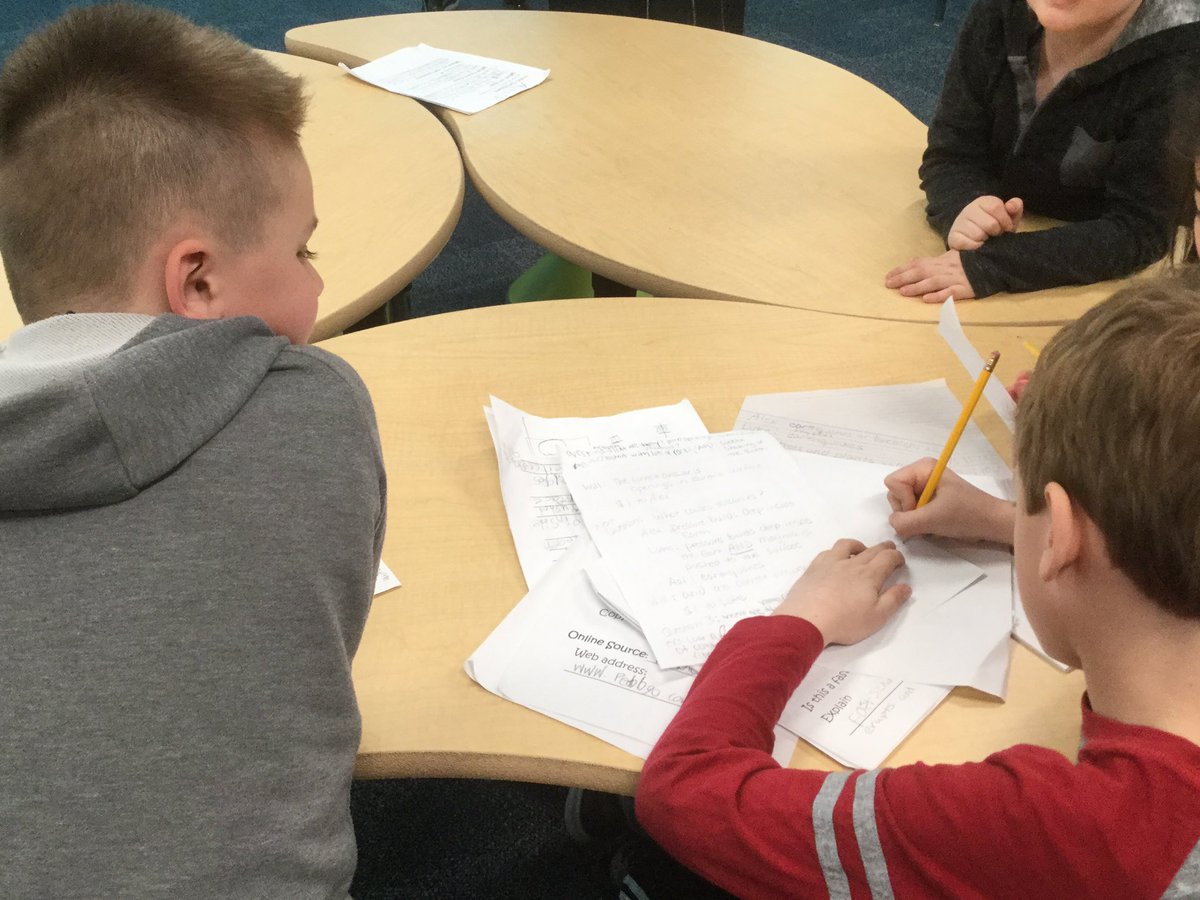 LESReading24's tweet photo. Using our Earth Changes research to create scripts for the  green screen. #WeAreFamilyLES @LESReading24 @LeawoodLeopards #thestoryofus @bvlibraries https://t.co/PYrOiKcdea