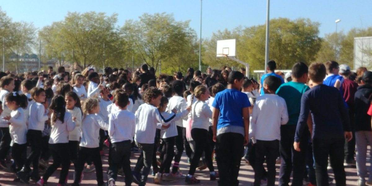 escolalledoner's tweet photo. #festabenviguda #ikasbide #projecteintercanvi @escolalledoner al completo os da la bienvenida. Estamos encantados de teneros aquí! Disfrutad de esta semana! https://t.co/g9E30G3NUe