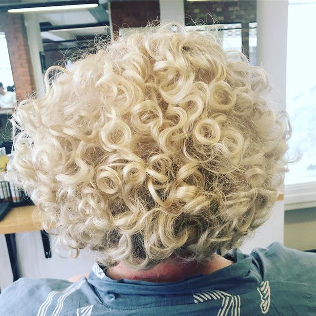 LHcurlwhisperer's tweet photo. The best blonde curls! π©πΌβπ¦±#lindseyhughescurlwhisperer #boucleme #curlynaturalhair #curlyhairspecialist #betruetoyourself #huntercollective https://t.co/MxelXz6Ae8 https://t.co/RoNinyp29u