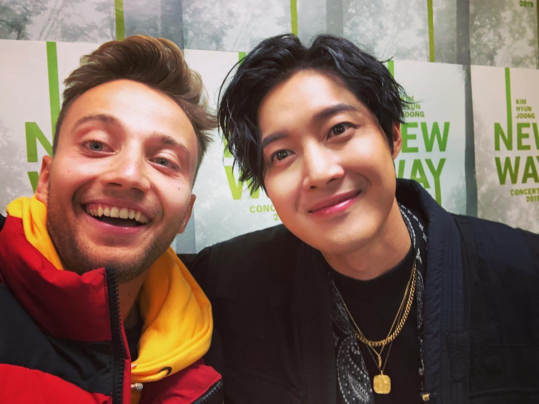 [2019.03.25]anton_zaytsev6 IG Update
Такое возможно только в Южной Корее! На фото - настоящая легенда ! Звезда кей-попа, айдол, талантливый актёр и замечательный музыкант! 
Да ещё и рядом с самим КИМ ХЁН ДЖУНОМ!
어떻게 풀어? Не стесняйтесь - рассказывайте!
차고 판매!