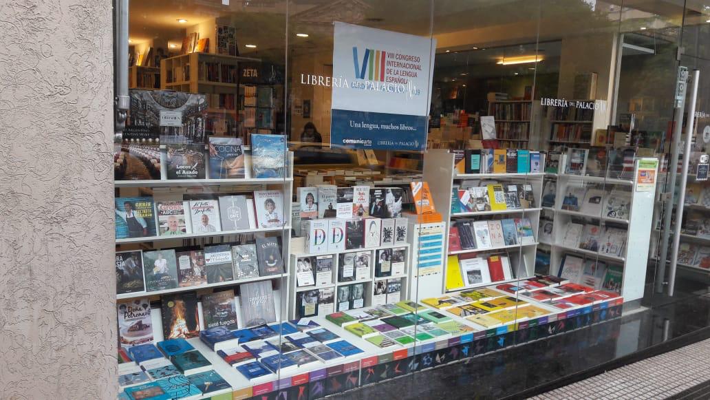 libdelpalacio's tweet photo. El Congreso de la Lengua se refleja en la vidriera de Librería del Palacio. https://t.co/DfMA1rTXZ3