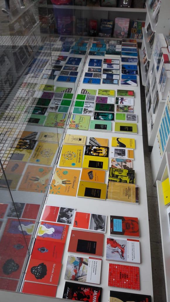libdelpalacio's tweet photo. El Congreso de la Lengua se refleja en la vidriera de Librería del Palacio. https://t.co/DfMA1rTXZ3