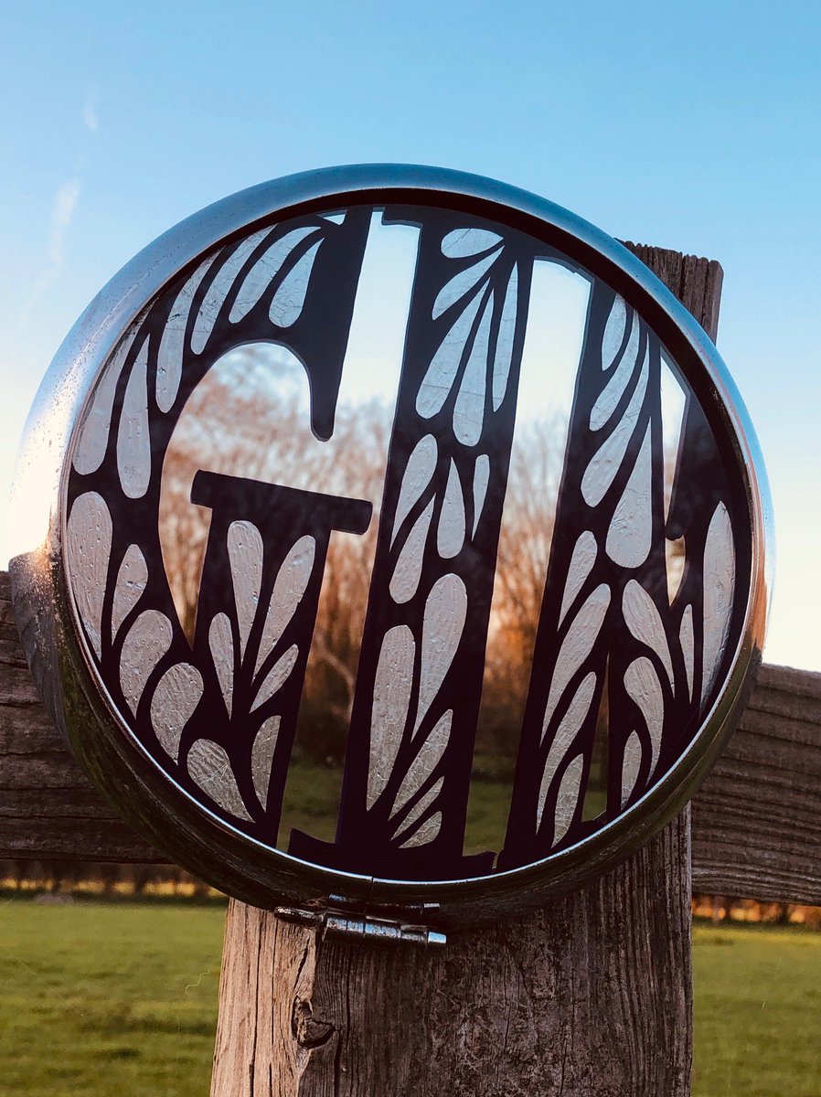 TaraCMirrors's tweet photo. Just added to the shop #classiccars #chrome headlight rim #framed #gin #mirror #handpainted #reversepainted #traditionalart #art #GinOClock #gingift #ginbar #barmirror #bardecor #hoteldecor
https://t.co/9vfZcUCytZ https://t.co/wlnCP3R5cf