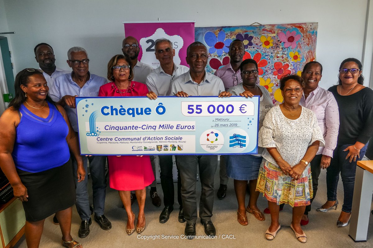 CACL_GUYANE's tweet photo. #EauPotable la CACL, La #SGDE , les Présidents et Directeurs des Centres Communaux d’Action #Sociale, ont signé la convention "Chèque Eau".
Le chèque sera attribué à certains foyers selon des critères comme le revenu, les dépenses et la composition du foyer. https://t.co/MGeOBWeC13