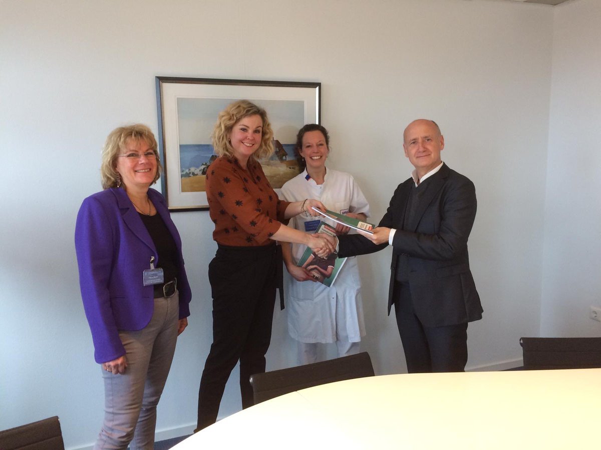 Prachtig nieuws uit het <a href="/umcg/">UMCG</a> Vicevoorzitter @IRinzema van <a href="/venvnvs/">V&VN VS</a> biedt samen met <a href="/jeanettegerms/">Jeanette Germs</a> (netwerk VS UMC) en Petra Meijer (vakgroep VS UMCG) het nieuwe beroepsprofiel aan <a href="/AteZee/">Ate van der Zee</a> (vicevoorzitter RcB UMCG) aan! De verpleegkundig specialist: klaar voor de toekomst! <a href="/VenVN/">V&VN</a>