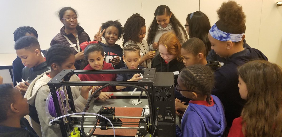 CreateWithCarr's tweet image. 5th grade at the Nelson Museum of Art learning how to 3D print. Putting the "A" in STEAM! @CenterSD @ICEBULLDOGS @cent