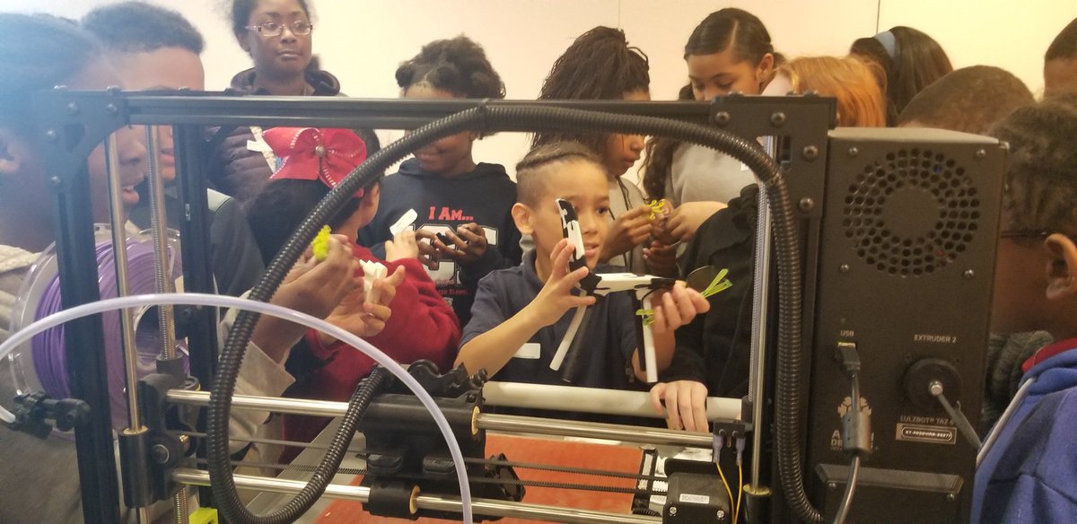 CreateWithCarr's tweet image. 5th grade at the Nelson Museum of Art learning how to 3D print. Putting the "A" in STEAM! @CenterSD @ICEBULLDOGS @cent