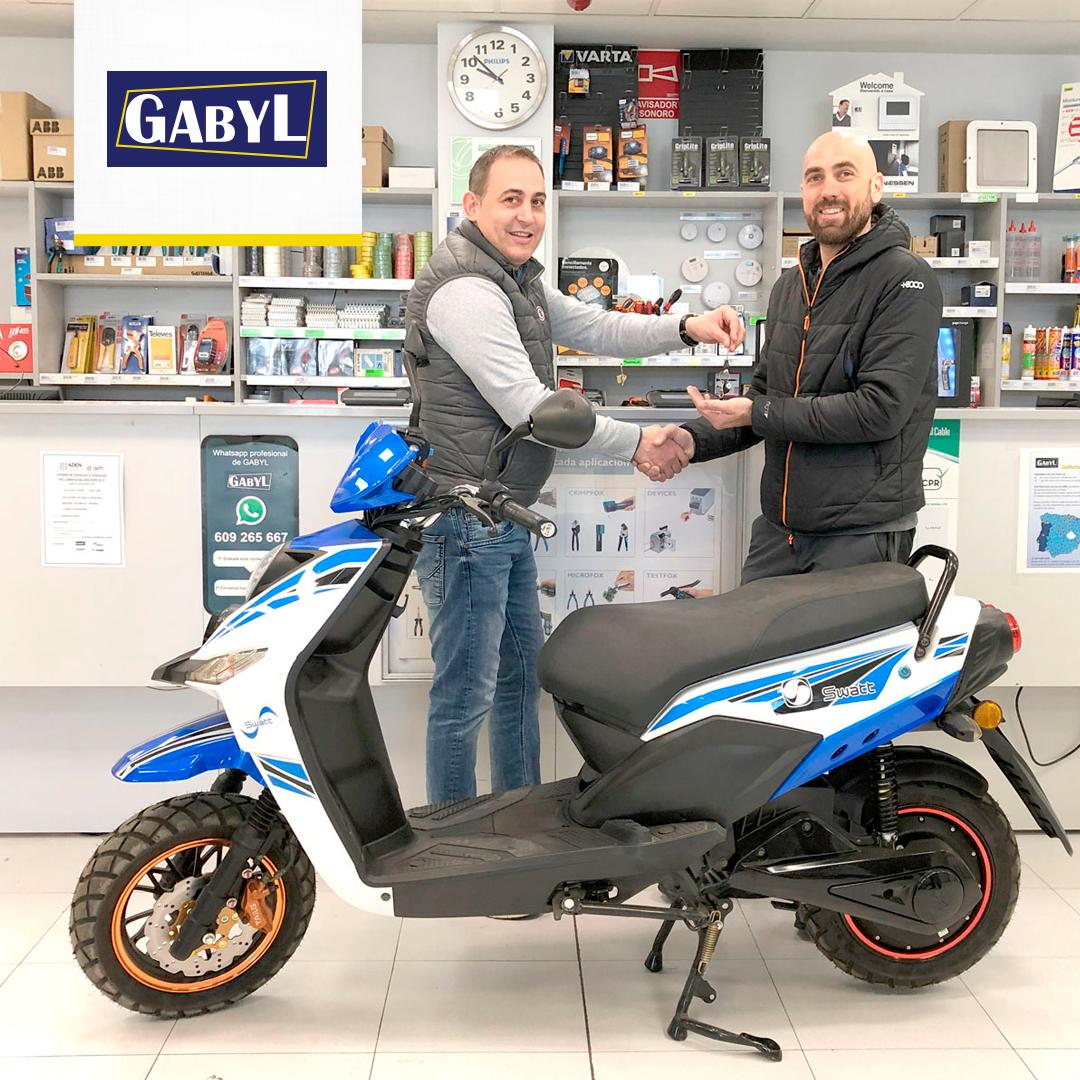 SE_GABYL's tweet photo. Hoy martes 26 de marzo se ha hecho entrega en Gabyl de la moto eléctrica sorteada el pasado mes de septiembre en el segundo Electroclub Partners Day celebrado en el Castillo de Gorraiz. Esperamos que el ganador disfrute del premio y de una conducción más sostenible y eficiente. https://t.co/6KZMkaewje