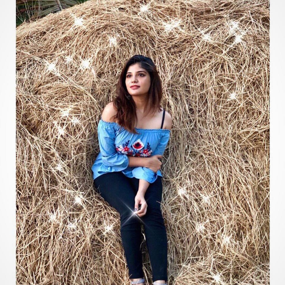 FC_Aathmika's tweet photo. Well this is a distraction from CSK game 😄
@aathmikaa
#1M #aathmika #naragasooran #katteri  #AathmikaArmy #tamil #beauty #queen  #kannainambathe #IPL2019 #ChennaiSuperKings https://t.co/ryKlQqw5cf