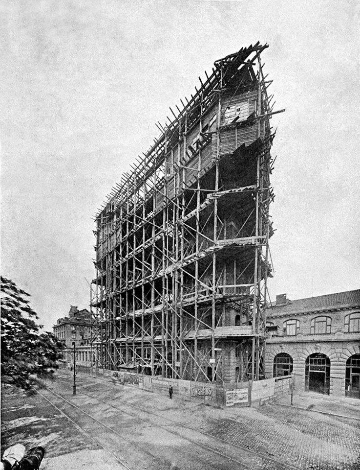 Prazskepribehy's tweet photo. Rok 1907. Budova Hlavního nádraží, tehdy nádraží císaře Františka Josefa (architekt Josef Fanta) byla v době svého vzniku nejvyšší v Praze. https://t.co/wP7yzNcWs7