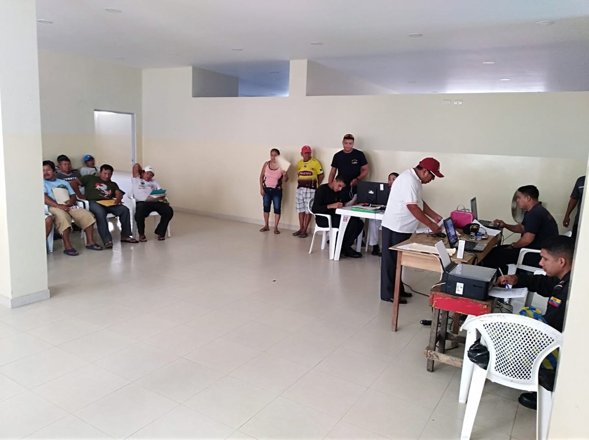 armada_ecuador's tweet photo. #Salinas|¡¡¡Campaña de Matriculación!!!☝️Recuerde mantener actualizado su documentación... hoy estamos en la comuna San Pedro #FFAAContigo #SoyMarino⚓ #CAPSAL https://t.co/bHjNATo2NC