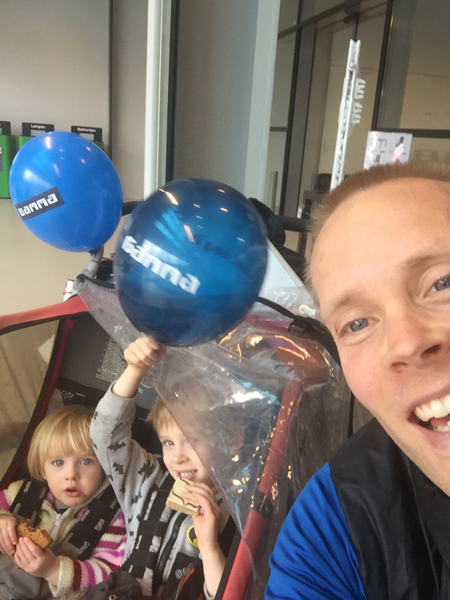 Men CAN #multitask: #running to #diy shop doing #hillreps while entertaining the kids! #daddystuff #buggyrunning #amsterdam #hardlopen