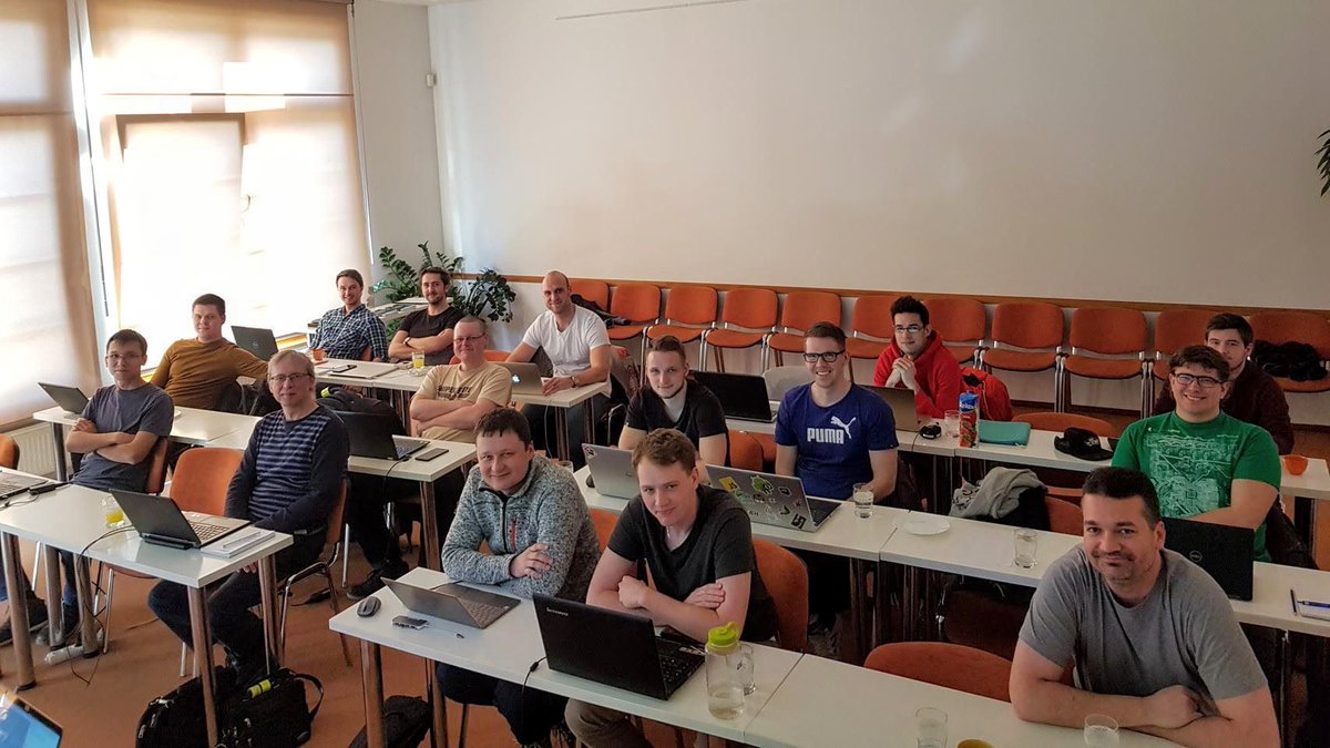 vzhurudolu's tweet image. Momentka z nedávného školení #NástrojeJavaScriptu. Jeden člověk mezi účastníky tak trochu nepatří. Poznáte ho? :-)
Mimochodem, vypsali jsme výjimečnou druhou sadu termínů JS školení v Brně: vzhurudolu.cz/kurzy