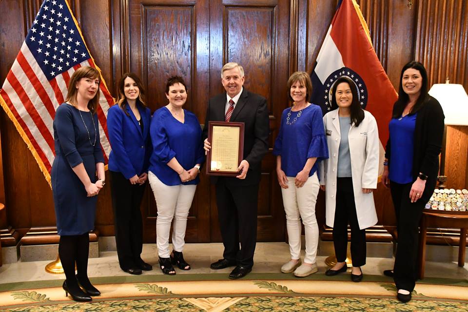 FightCRC's tweet photo. We are so excited Missouri went BLUE for #ColorectalCancerAwarenessMonth!

@GovParsonMO @ACSCAN_MO @MissouriCCRT @WUSTLmed @SitemanCenter @NCCRTnews @AmCollegeGastro @AmerGastroAssn @GYRIG #BlueforCRC #BSS2019 @ACSCAN #80inEveryCommunity @JWangMD @WUSTL https://t.co/kx65bgf1tC