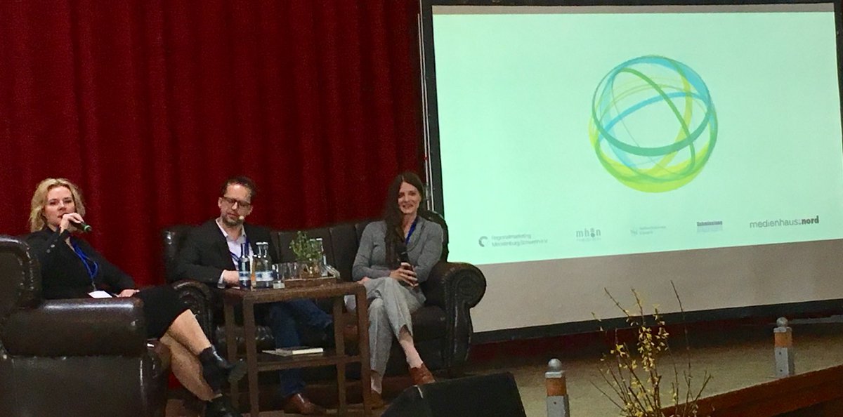 HHLAB_de's tweet photo. Beim Finale auf der #NETZfeld wird’s konkret - @dondude spricht mit Mareike Donath, Leiterin der Stabstelle Digitalisierung in MV und Silvia Henning von @neuland21 auch über mögliche Verlustängste, die durch Digitalisierung entstehen können. #beyondglasfaser https://t.co/32HViOP9wP