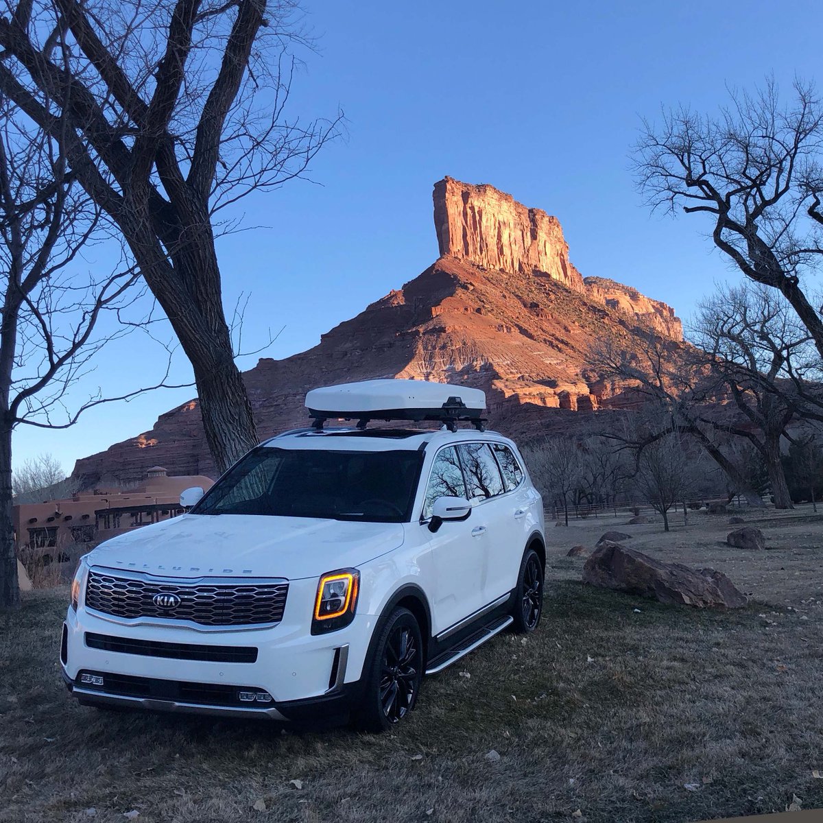 edmunds's tweet photo. When we tweeted about the 2020 @Kia Telluride last week the general consensus was that this is one good-looking crossover.

No arguments here. https://t.co/HgqFD7A34j https://t.co/1TmacZabTF