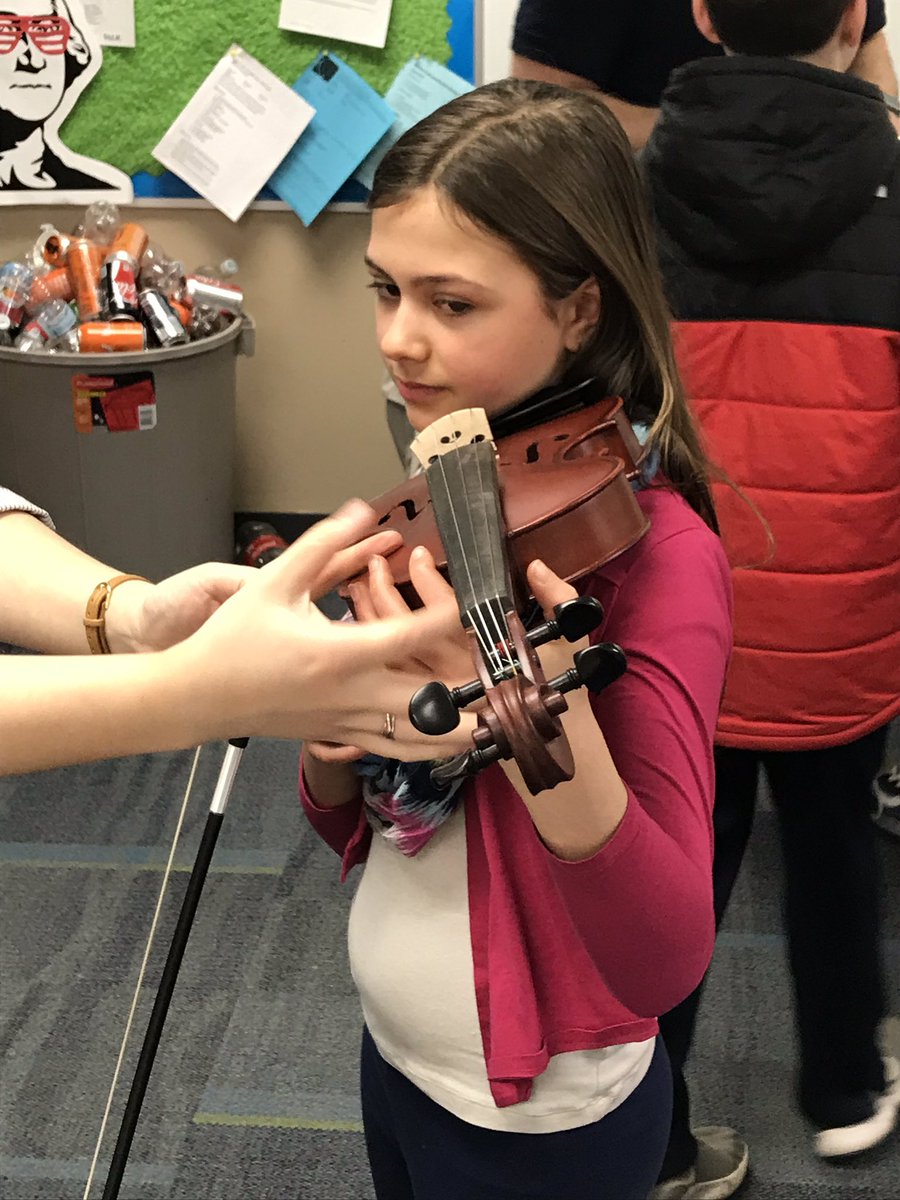 Zinnovators's tweet photo. Dear Roadrunners: We had a hoot at the instrument petting zoo today! #testinginstruments #futuremusicians #letsplayaninstrument https://t.co/UBH08hs09m