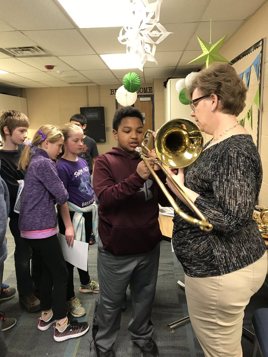 Zinnovators's tweet photo. Dear Roadrunners: We had a hoot at the instrument petting zoo today! #testinginstruments #futuremusicians #letsplayaninstrument https://t.co/UBH08hs09m