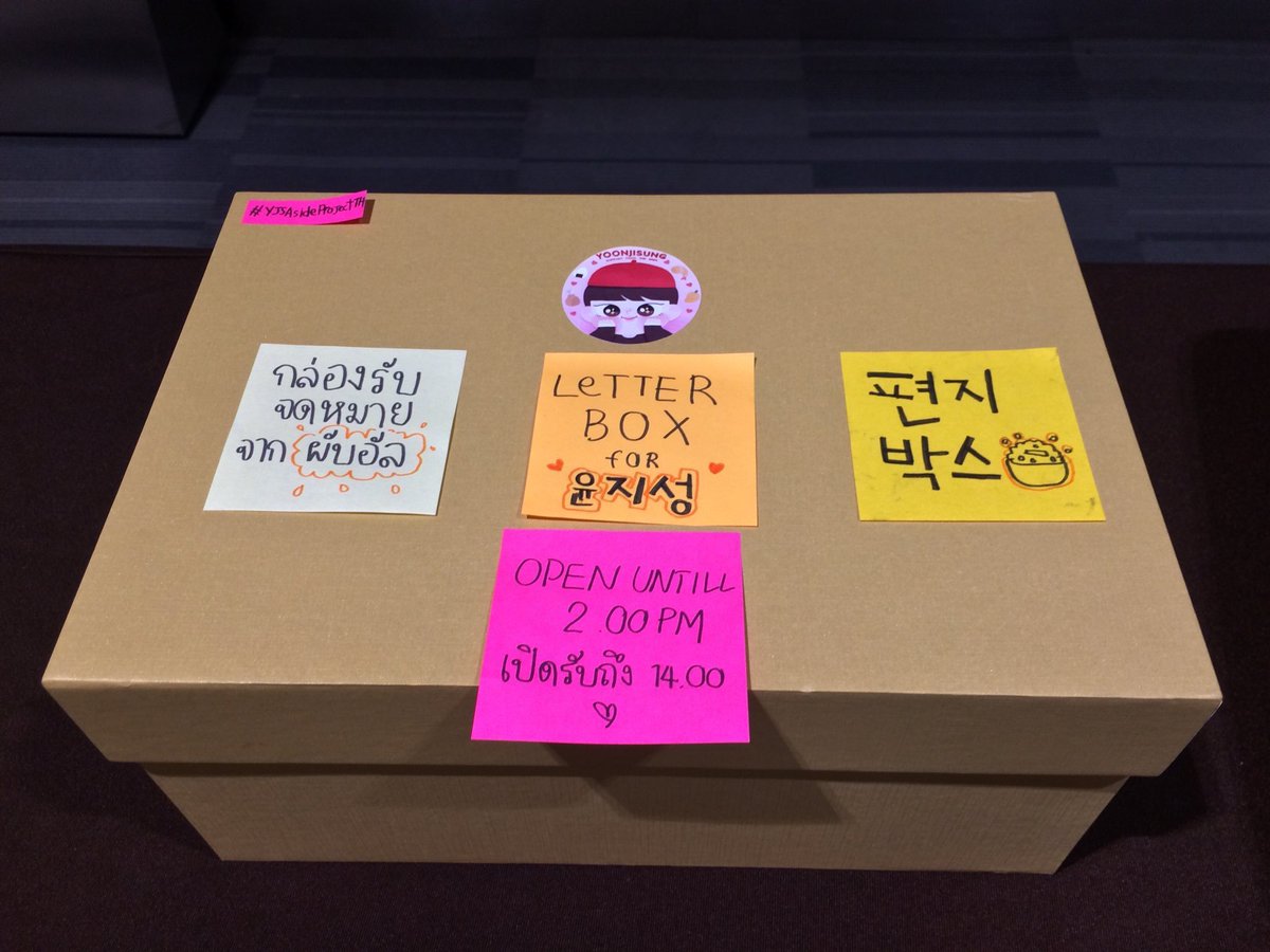 jjoobyun's tweet photo. คืออันนี้อ่ะค่ะ เราไปเขียนคำถามโพสอิทพี่จีแล้ว สต๊าฟมาเก็บ เค้าพูดขึ้นเลยว่า “이게 뭐야?” นี้จดอยู่หน้าแห้ง เลยบอกไปว่า “편지 팬에요?” สต๊าฟบอก”진짜요?” คือเค้าไม่รู้ว่านี้คือจะให้พี่จีอ่ะค่ะ เราต้องยืนอธิบายพร้อมค้นรูปแฟนปจ.ให้สต๊าฟดู ยืนอธิบายอยู่หลายนาที #YJSAsideprojectTH https://t.co/G2dZEkAsqU