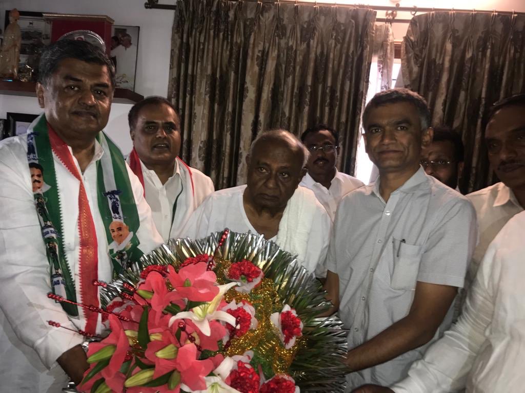 krishnabgowda's tweet photo. Nomination papers filed today for Bengaluru North. Visited former Prime Minister Shri. HD Deve Gowda at his residence. The Congress and JD(S) partnership will emerge victorious. https://t.co/S8laopO0jR