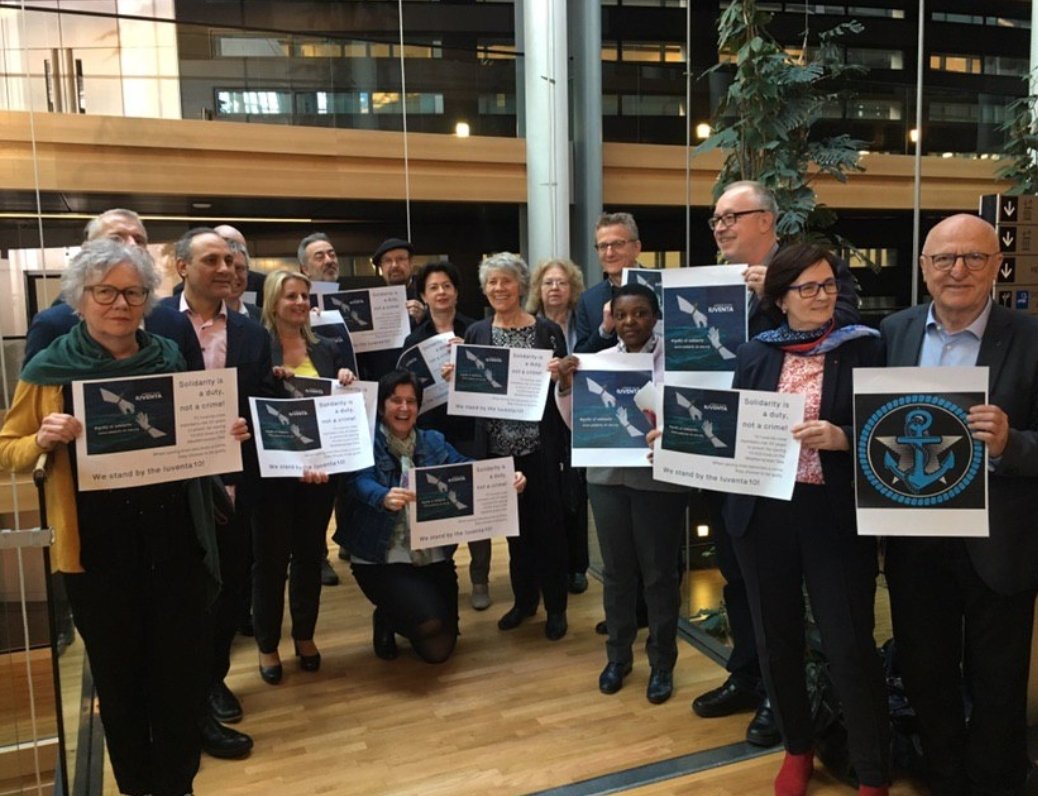 Stefan Bernhard Eck (@stefan_eck_mep) on Twitter photo Wir positionieren uns klar gegen die Kriminalisierung von Solidarität und unterstützen die Crew <a href="/solidarityatsea/">solidarityatsea</a>
#FreeIuventa #SeenotrettungistkeinVerbrechen #FreeTheShips Wir positionieren uns klar gegen die Kriminalisierung von Solidarität und unterstützen die Crew <a href="/solidarityatsea/">solidarityatsea</a>
#FreeIuventa #SeenotrettungistkeinVerbrechen #FreeTheShips