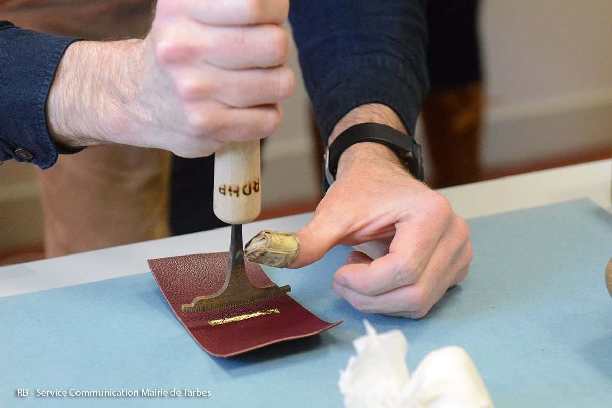 MairieTarbes's tweet image. Les restaurateurs-relieurs de livres du grand sud se sont réunis à #Tarbes pour échanger sur leur métier qui est avant tout un art ancestral... #art #livres
tarbes.fr/actus/12e-jour…
