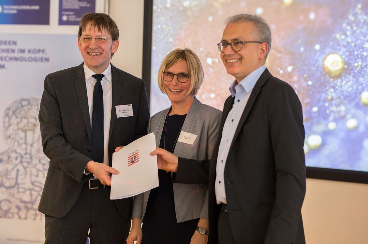 BRAINbiotech's tweet photo. Wirtschaftsminister @talwazir würdigte heute @BRAINbiotech bei einer @HTAI_Hessen-Veranstaltung als Pionier der #Bioökonomie (https://t.co/f3H0cQbYWu) und überreichte einen Förderbescheid für die Rückgewinnung von #Wertmetallen aus #Abfallströmen (Programm #PIUS). #BioXtractor https://t.co/RVps3iYapS