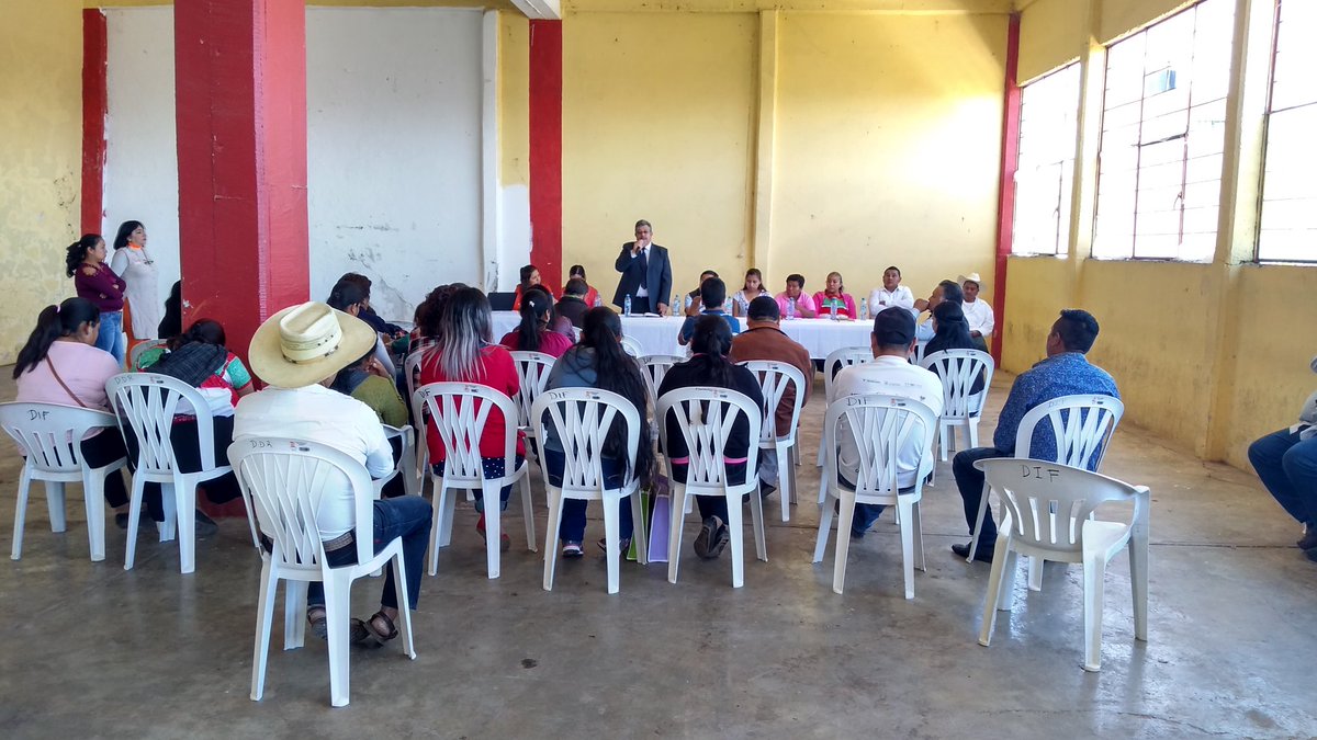 El día de ayer el Mtro. Javier de Jesús Moreno Herrera, coordinador de Desarrollo Educativo presidió la reunión para la constitucion del Consejo Municipal de Participación Social. Agradecemos al C. Valerio Escorcia Presidente Mpal Constitucional de Naupan por el apoyo brindado.