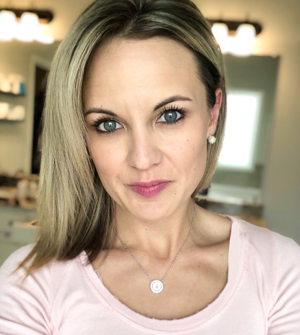 BeyondSkin3's tweet photo. If you’re not using a game changing skin perfecting liquid that provides immediate cosmetic AND dermatological benefits, we should talk...like, STAT! 💕💁🏼♀️ #makeuplooks #skinperfecting https://t.co/lY4iSquX59