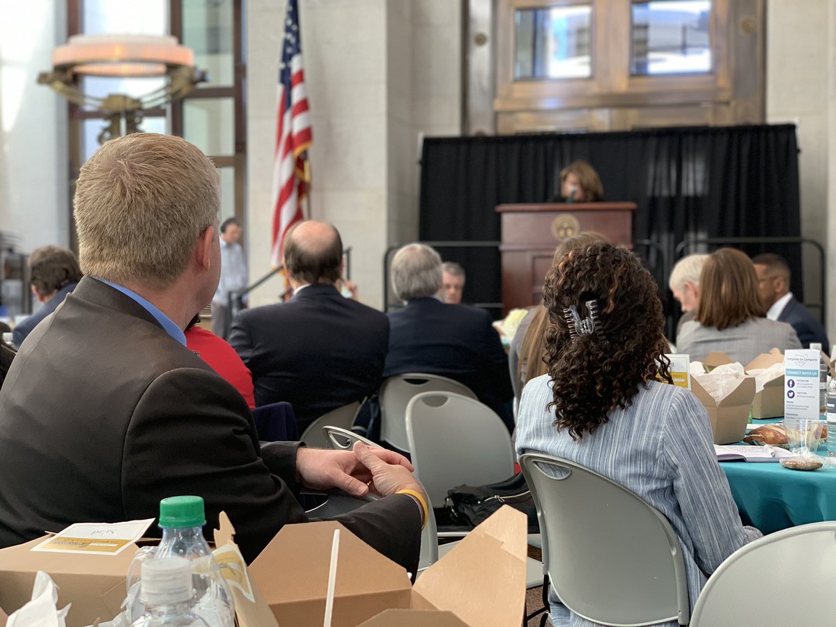 SummitEdInit's tweet photo. Kindergarteners today will have some jobs that do not exist right now. Lower wage jobs are 20 times more likely to disappear than higher paying jobs. We must prepare our students for this changing economy. - Lisa Gray, President @OhioExcels #completetocompete #48kdegrees https://t.co/9FhBFEEePd