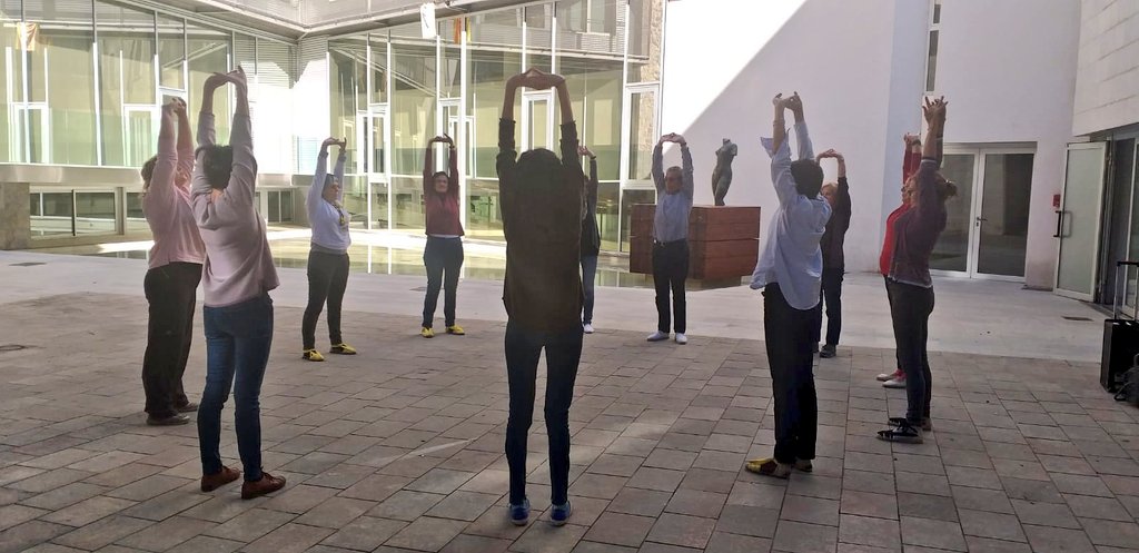 Gen_Talent's tweet photo. El grup que aprèn a ballar sardanes evoluciona favorablement 😉: fan una bona rotllana i una tanda d'estiraments genials! Recordeu: els dimarts, a les 15.30 h, a l'espai del Tors de Venus al #ptgeAristidesMaillol, al costat de la #gencatGirona! #FemPinya #FemSalut #GirInnova https://t.co/1QXnZVfYcZ