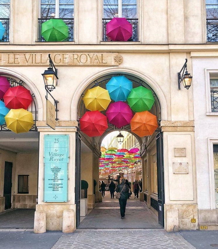 canalacultura's tweet photo. Los paisajes de #París ya son encantadores por su existencia, pero #LeVillageRoyal, ésta vez invadido por 800 #paraguas multicolor flotando en lo alto, se unió al #UmbrellaSkyProject de #SextafeiraProduções que ya ha recorrido mas de 25 ciudades alrededor del mundo https://t.co/81nurkC0VX